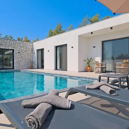 Villa Genis Aileler Icin Korunakli *