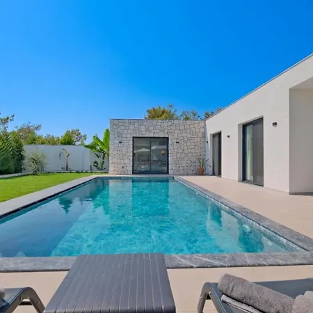 Villa Genis Aileler Icin Korunakli