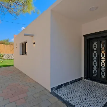 Villa Genis Aileler Icin Korunakli *