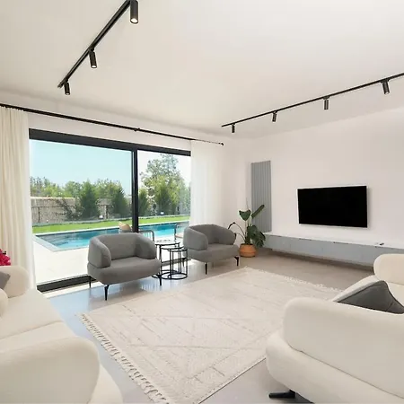 Villa Genis Aileler Icin Korunakli *
