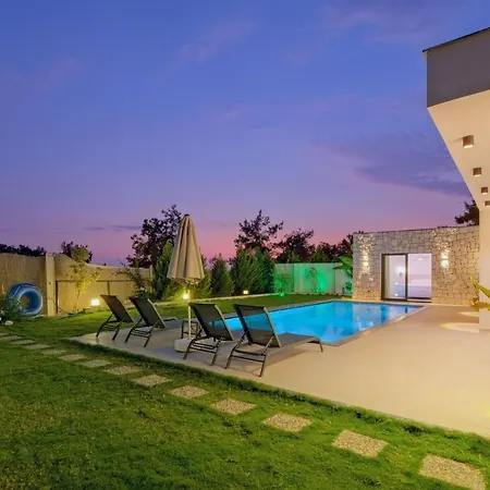 Genis Aileler Icin Korunakli Villa Fethiye