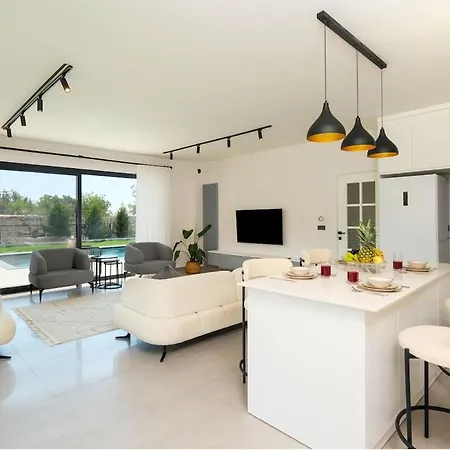 Genis Aileler Icin Korunakli Villa Fethiye