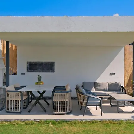 Genis Aileler Icin Korunakli Villa