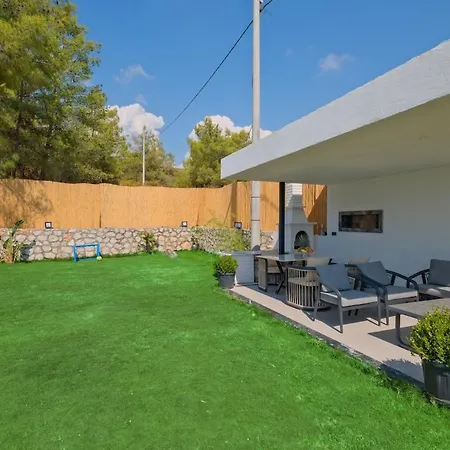 Genis Aileler Icin Korunakli Villa
