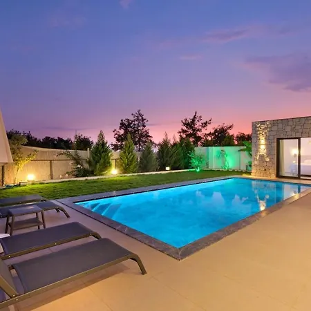 Genis Aileler Icin Korunakli Villa *