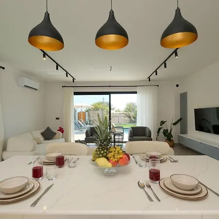 Genis Aileler Icin Korunakli Villa